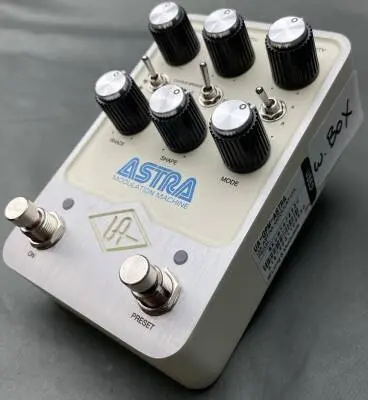 Universal Audio - Astra Modulation Machine Stereo Effects Pedal 2